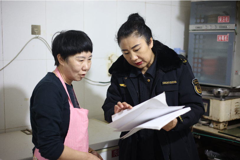 黑龙江省拜泉县市场监管局开展商场餐饮单位食品安全检查(图3)