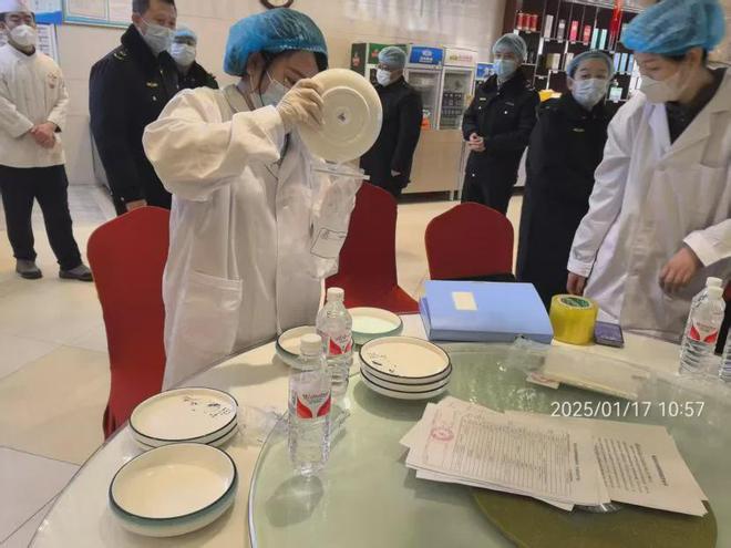 乌兰察布一地市场监督管理局持续开展春节前大型餐饮食品安全监督检查！(图2)