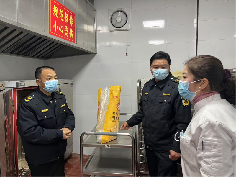 湖北省竹山县城关市场监管所开展开学前校园食品安全检查(图1)