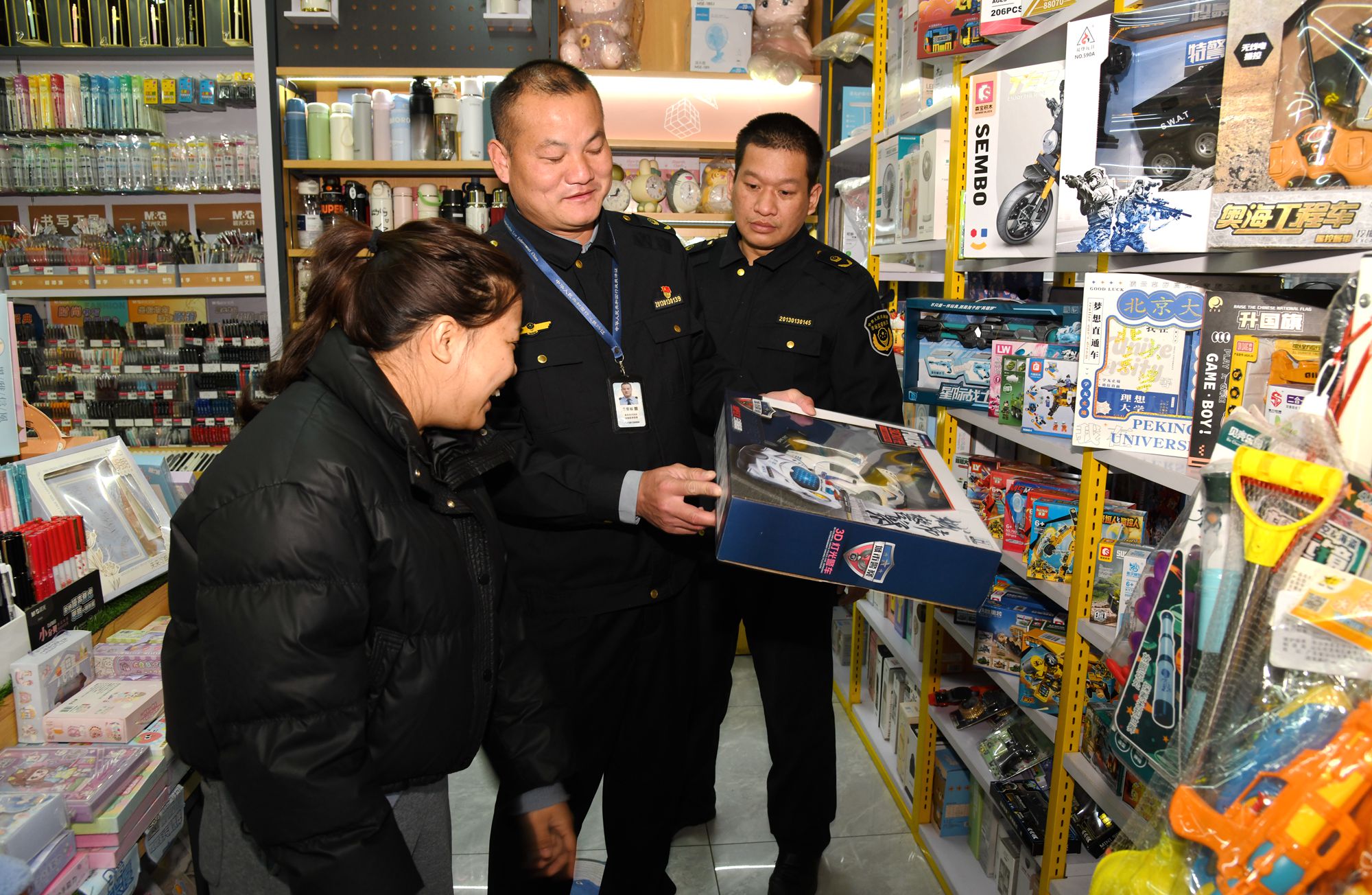 广西来宾市兴宾区市场监管局开展春季学期学生文具、玩具、食品专项检查(图1)