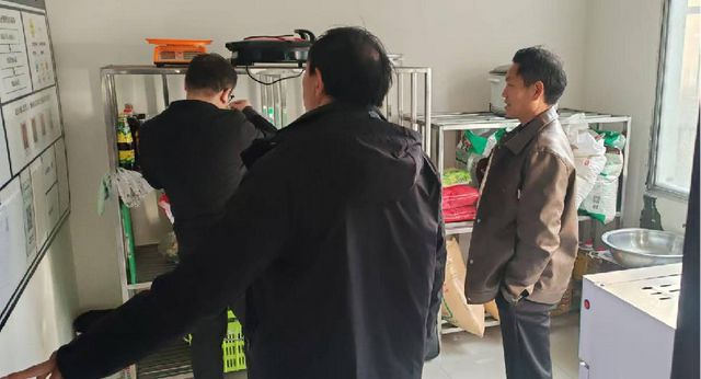 商南县过风楼镇开展食药品安全专项检查(图2)