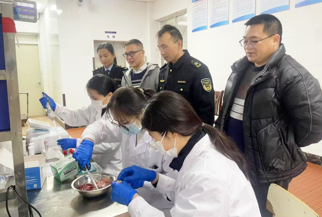 广西崇左市市场监管局开展食品安全“你点我检服务惠民生”进校园活动(图1)