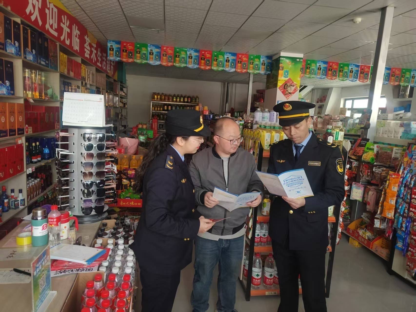 新疆轮台县开展校园周边食品安全专项检查 筑牢师生“舌尖上的安全”防线(图1)