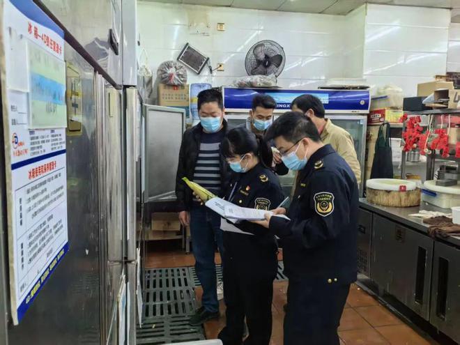 仑苍镇开展食品安全专项检查 严把食品安全关(图1)