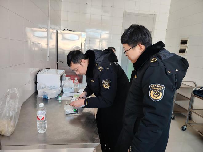 黑龙江省伊春市市场监管局友好分局上甘岭所开展春季校园及周边食品安全检查(图1)