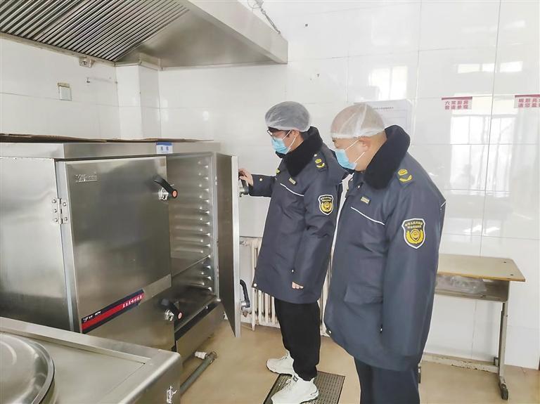 赤壁市开展食品摊贩食品安全现场快检(图1)