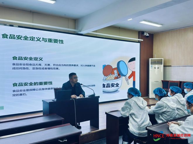 商丘市梁园区前进小学开展食堂从业人员食品安全知识培训(图2)