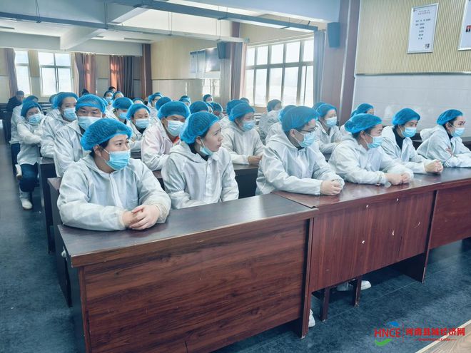 商丘市梁园区前进小学开展食堂从业人员食品安全知识培训(图3)