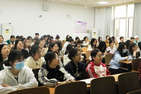 以赛促创以学赋能药学院举办中国国际大学生创新大赛讲解会(图1)