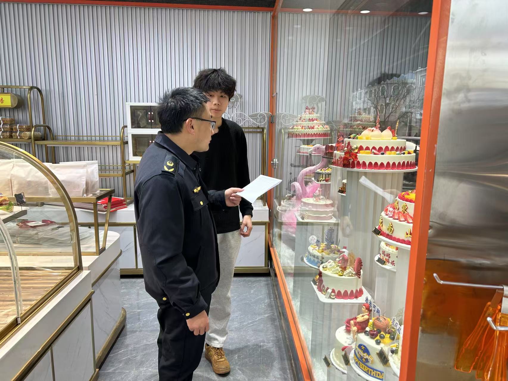 东至县洋湖市场监督管理所开展蛋糕店专项执法检查工作(图1)