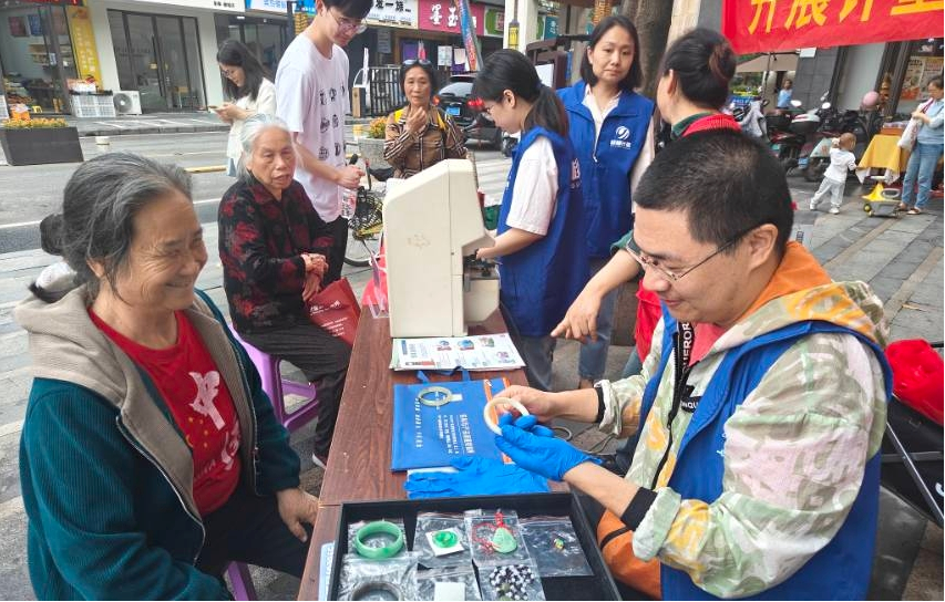 广西桂林市产品质量检验所为社区群众提供食品安全“你点我检”志愿服务(图1)
