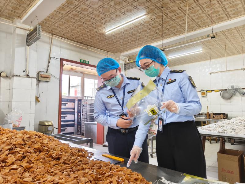 安徽省祁门县城郊市场监管所开展端午重点节令食品生产经营环节专项检查行动(图1)
