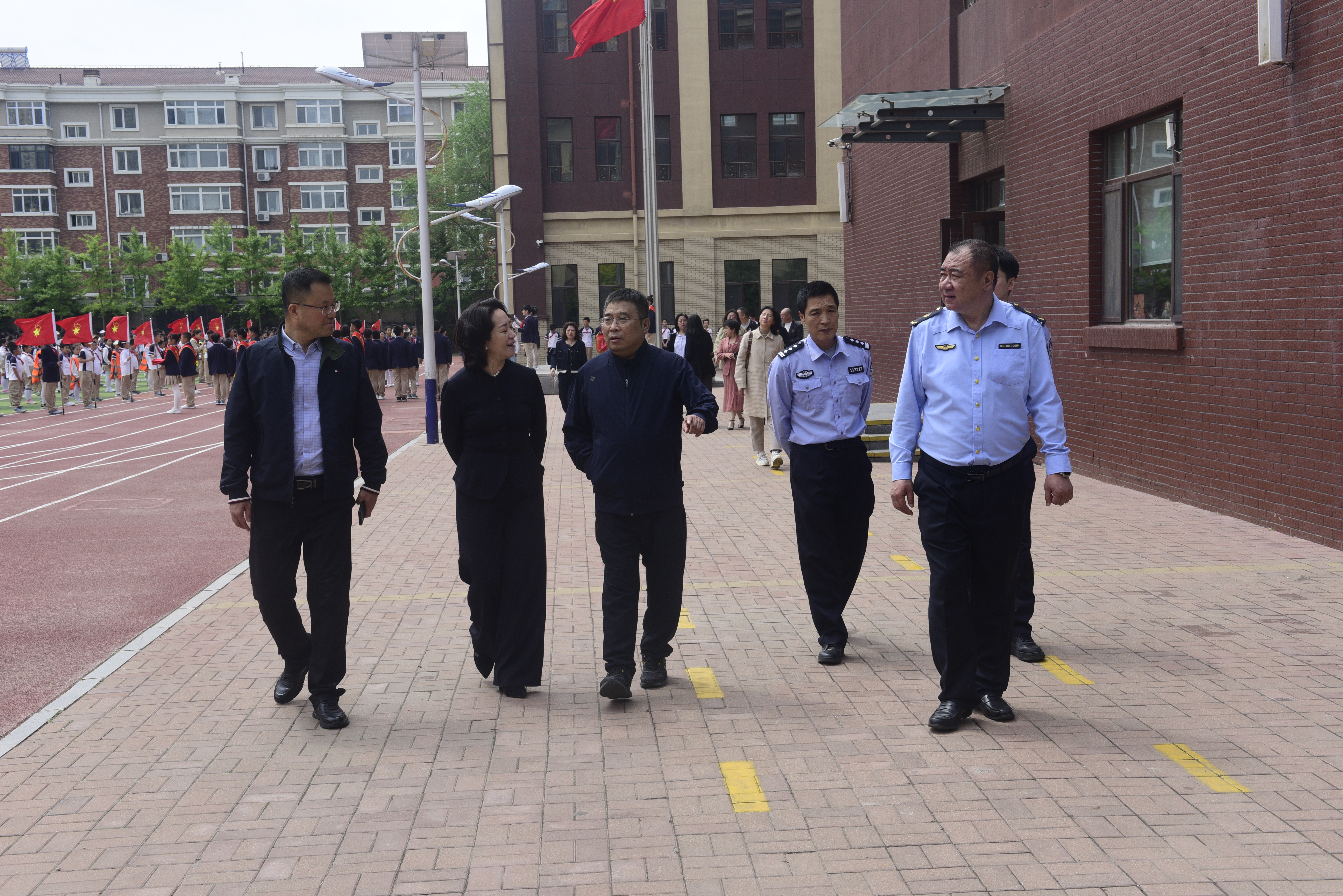 多部门协同联动 筑牢校园食品安全防线——沈阳市皇姑区开展童晖东校区食品安全沉浸式全程跟踪检查暨主题升旗(图1)