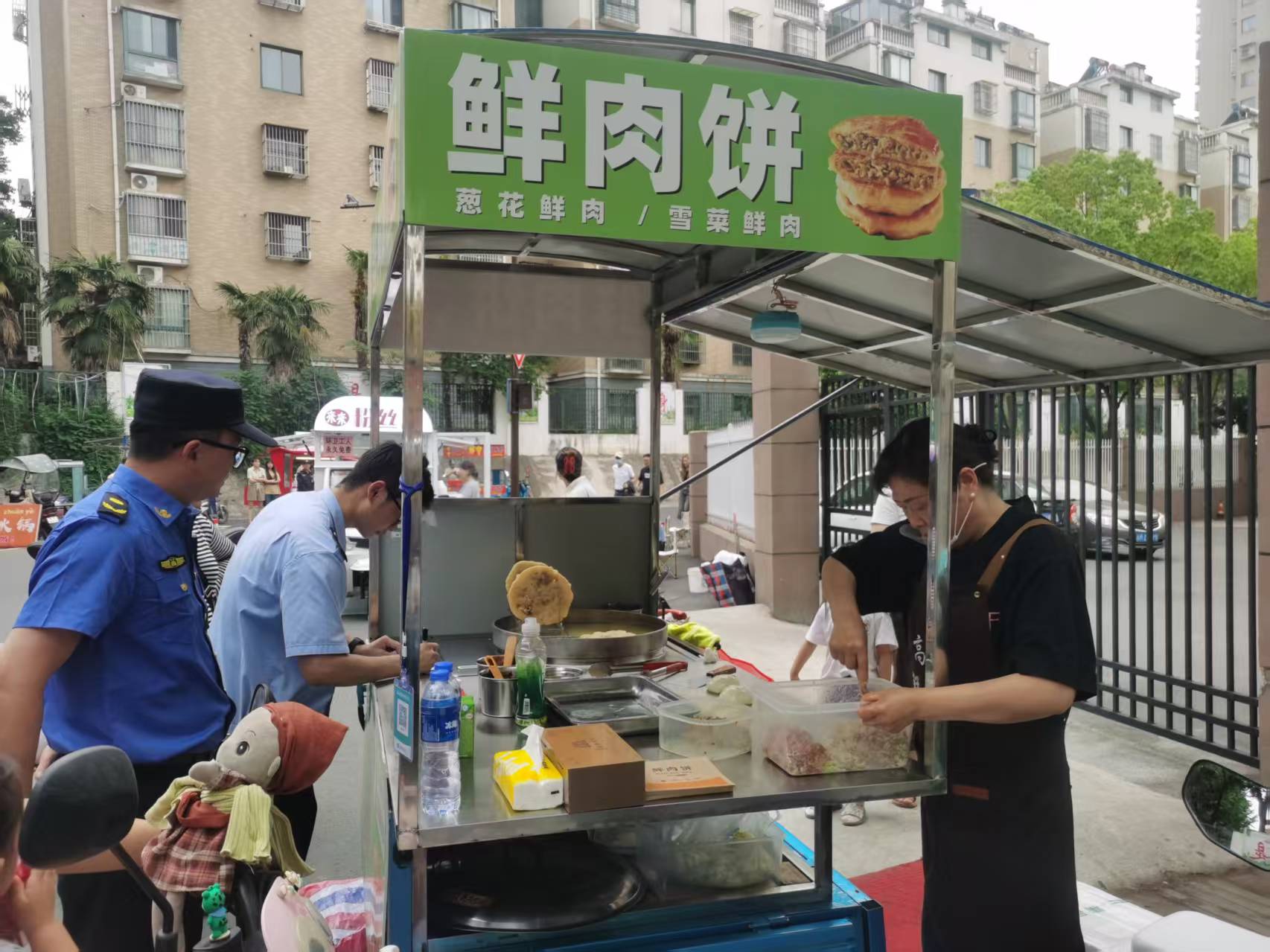 安徽省全椒县开展流动摊贩食品安全联合检查行动(图1)