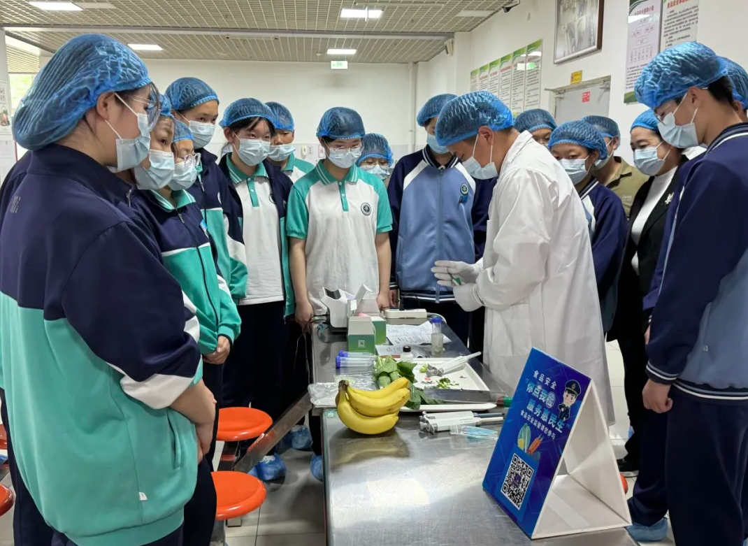 山东省滨州市滨城区市场监管局开展“你点我检 食安护航进校园”暨食品安全普法宣传(图1)