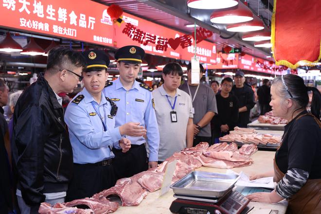 农贸市场抽“盲盒”海淀居民沉浸式参与“五一”食品安全大检查(图1)