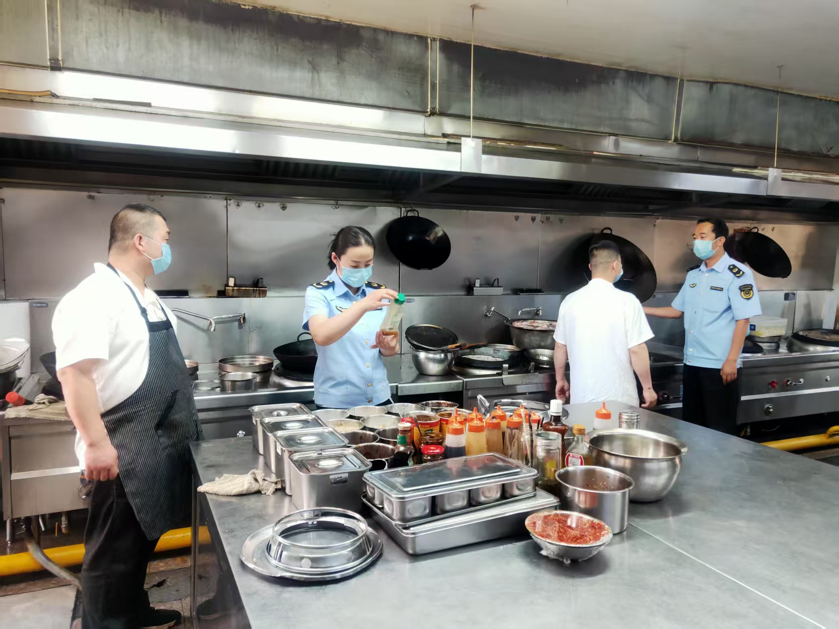 甘州区南街市场监管所：“三个”紧盯 筑牢夏季集体聚餐食品安全防线(图1)