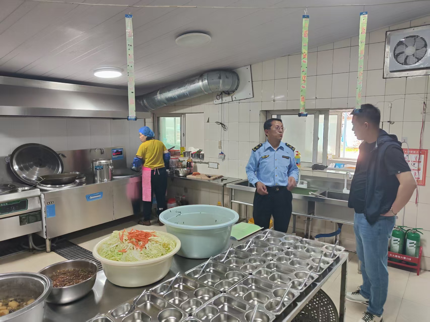 辽宁省凤城市市场监管局开展养老机构食堂食品安全专项整治(图1)