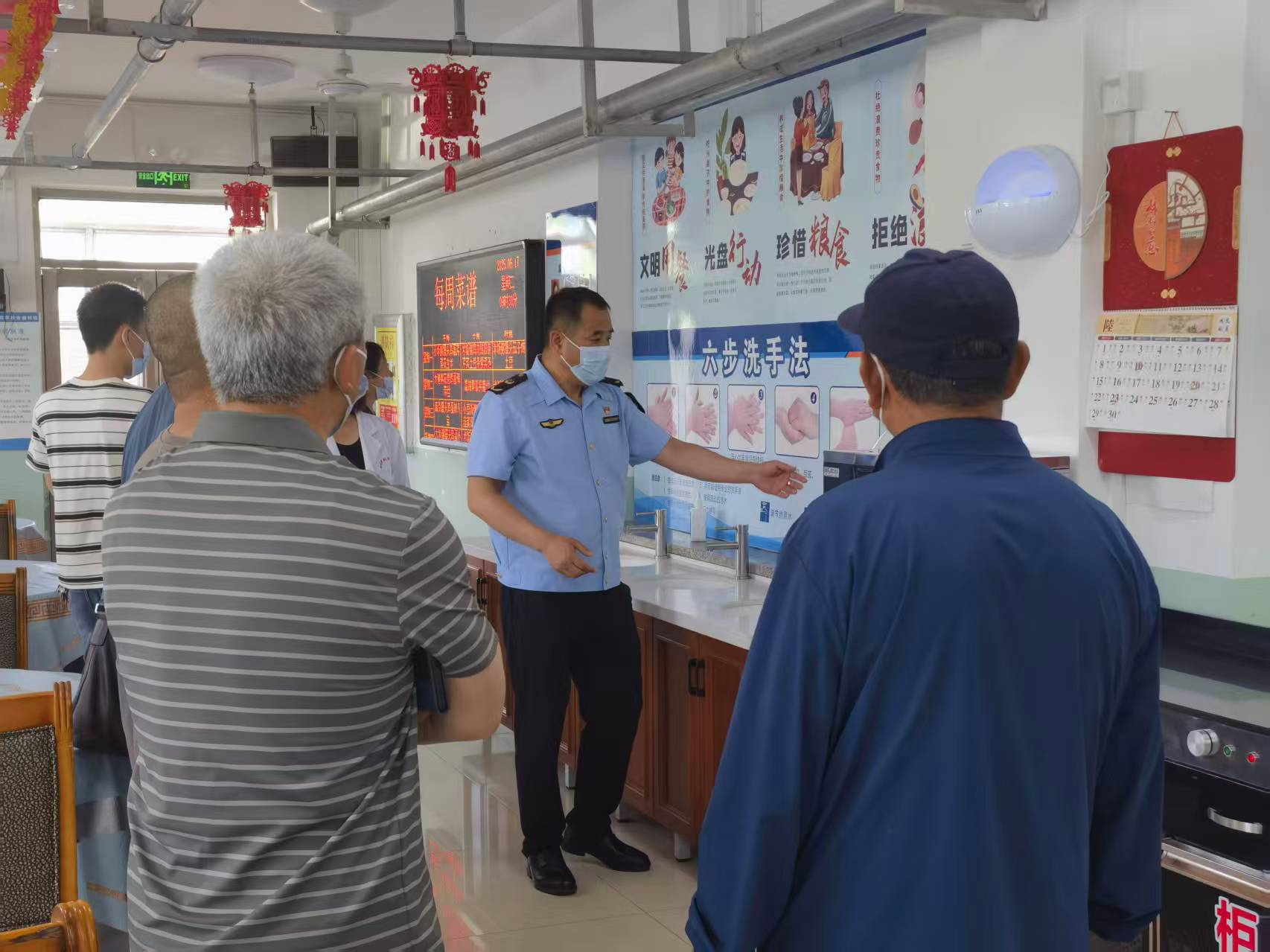 辽宁省凤城市市场监管局开展养老机构食堂食品安全专项整治(图2)