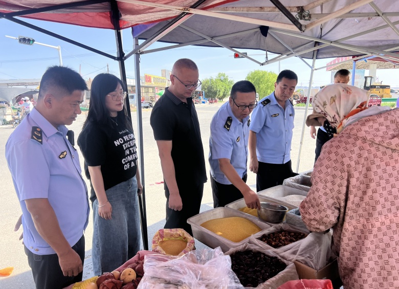 高台县宣化镇市场监管所开展农村赶集市场食品安全监督检查(图1)