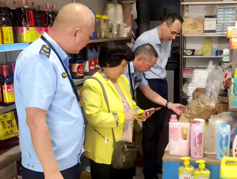 重庆市涪陵区江东街道市场监管所开展农村假冒伪劣食品突出问题专项检查(图1)