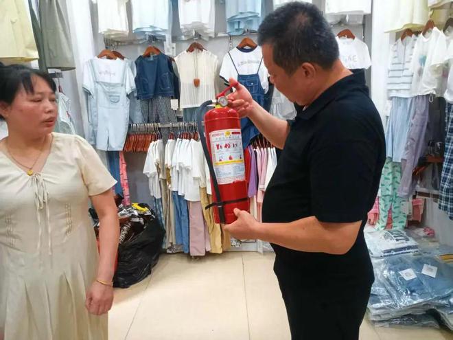 西天尾镇东星社区强化消防安全检查(图1)