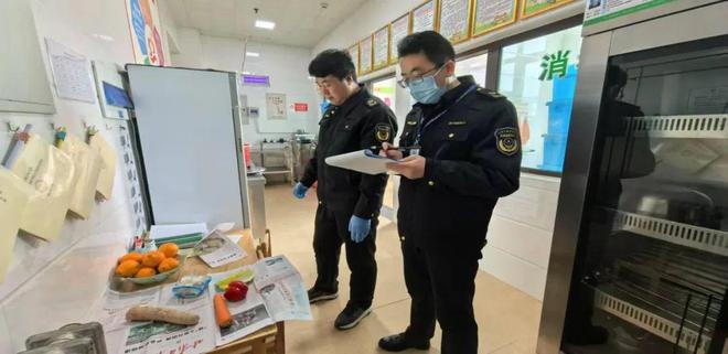 通渭县食品药品检验检测中心积极开展“你点我检服务惠民生”食品安全快检进校园专项活动(图1)