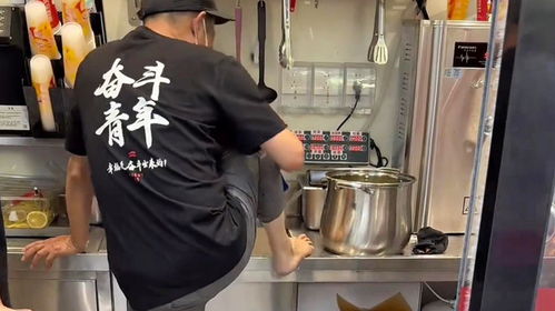 蜜雪冰城用脚关水桶员工道歉(蜜雪冰城员工赤脚)(图1)