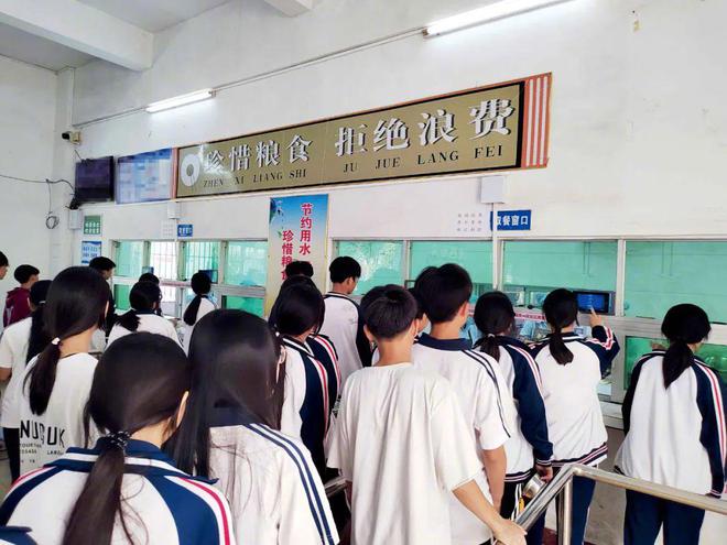 “小官巨贪校长”让乡镇初中生吃不饱(图4)