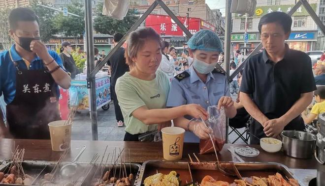 通渭县食品药品检验检测中心开展“你点我检服务惠民生”进夜市专项食品安全抽检检测活动(图1)