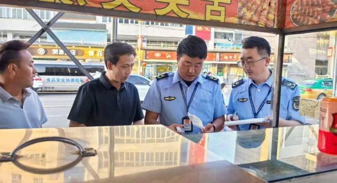 通渭县食品药品检验检测中心开展“你点我检服务惠民生”进夜市专项食品安全抽检检测活动(图2)