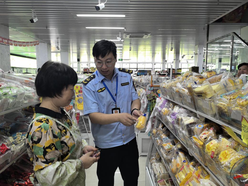 南京市六合区市场监管局龙袍分局开展面包、糕点类食品安全检查(图2)