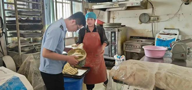北城铺镇市场监督管理所开展烤饼店食品安全专项检查(图2)