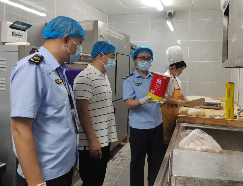 重庆市涪陵区马鞍街道市场监管所开展企业食堂食品安全检查(图1)