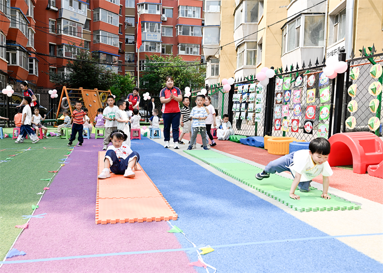 黄强在长春市与少年儿童共庆“六一”办好人民满意教育创造健康成长环境培养德智体美劳全面发展的新时代好少年(图2)