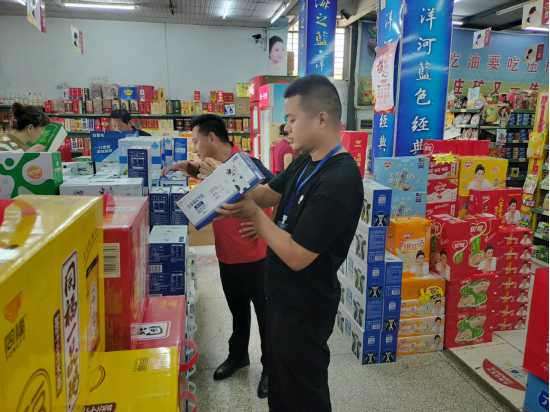 杜集区段园镇袁庄社区：辨真伪查隐患筑牢食品安全防线(图1)