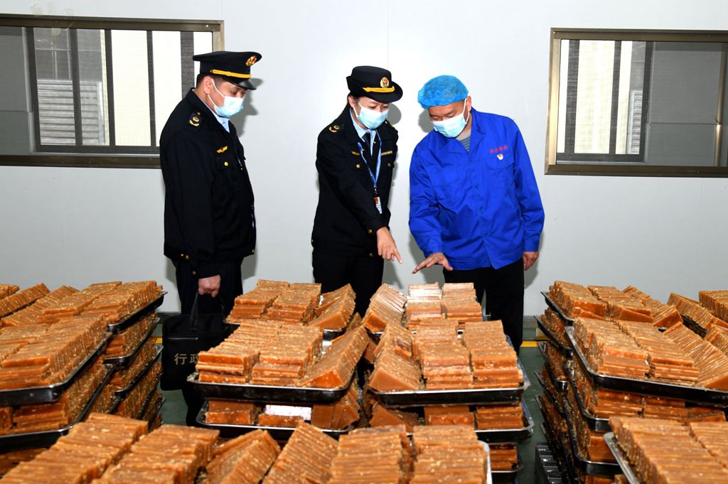 严把校园食品安全关！我市开展春季开学食品安全专项检查(图1)