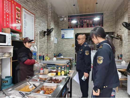 湖南省凤凰县市场监管局开展网络餐饮食品安全专项整治(图1)
