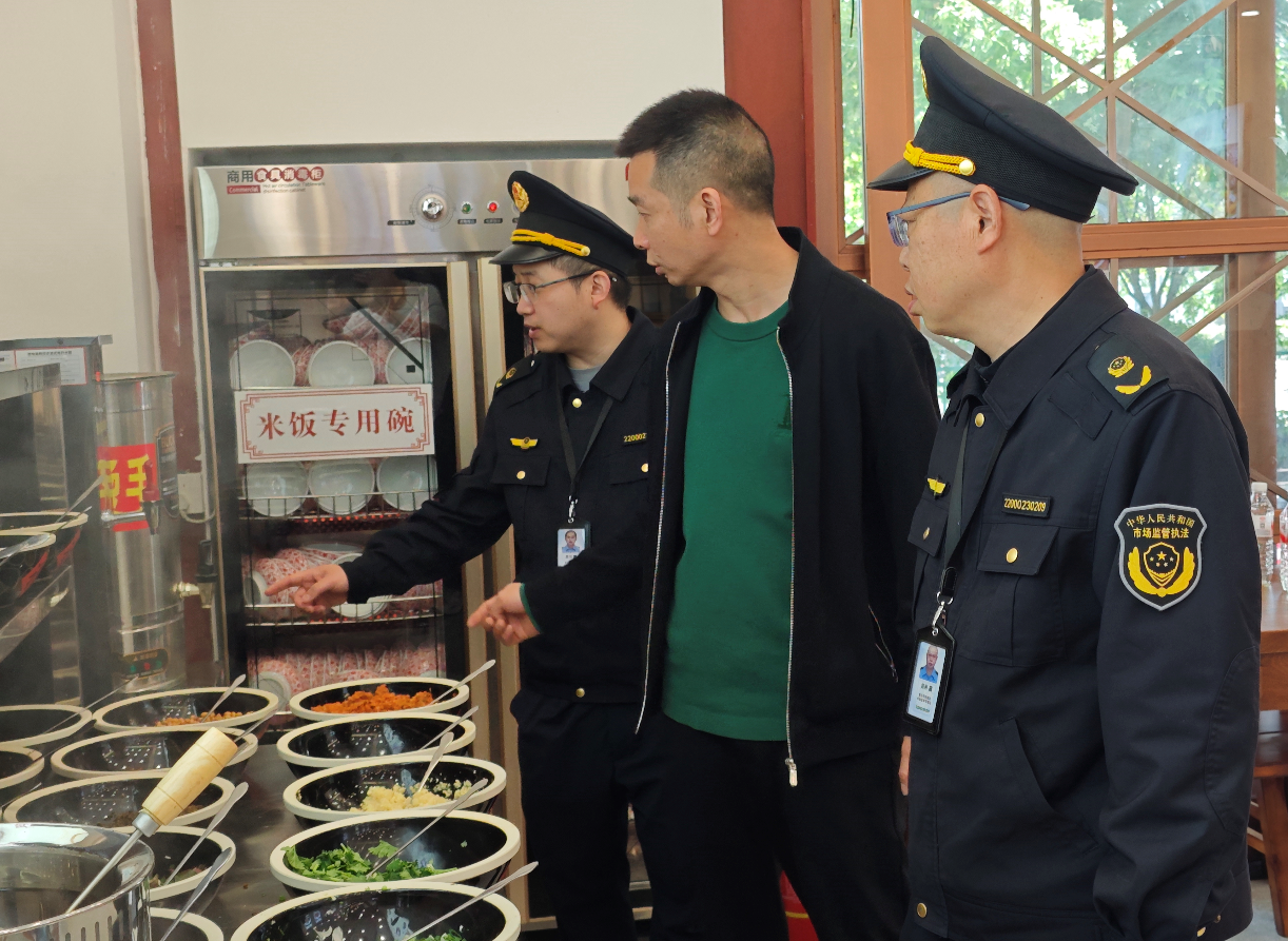 重庆市涪陵区崇义街道市场监管所开展五一节前网红餐饮食品专项检查(图1)