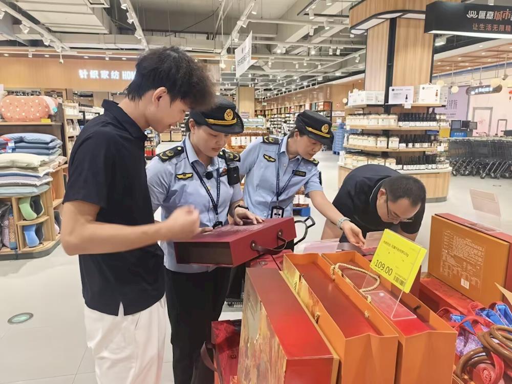 师市市场监管局开展中秋国庆前夕月饼等食品专项检查(图1)